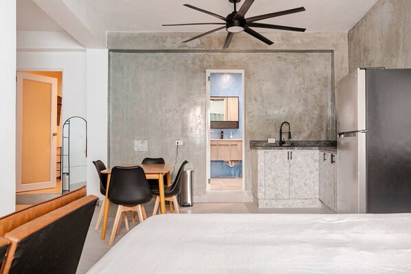 2 عدّة غرف نوم ومكواة/لوح كي وواي فاي وملاءات أسرّة