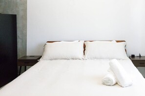 2 عدّة غرف نوم ومكواة/لوح كي وواي فاي وملاءات أسرّة