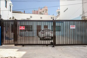 المنطقة المحيطة بالمنشأة