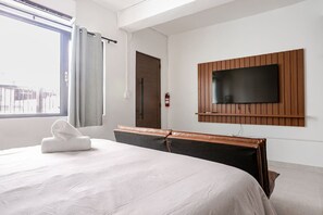 2 bedrooms, iron/ironing board, WiFi, bed sheets - Cozy Studio Suite - Art District (San Juan)