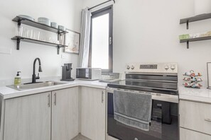 Réfrigérateur, four à micro-ondes, un four, surface de cuisson