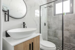 Haartrockner, Handtücher, Seife, Toilettenpapier