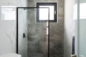 Secador de pelo, toallas, jabón, papel higiénico