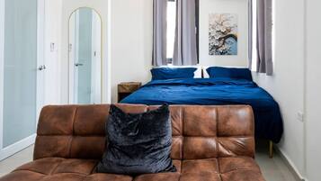 2 bedrooms, desk, iron/ironing board, WiFi