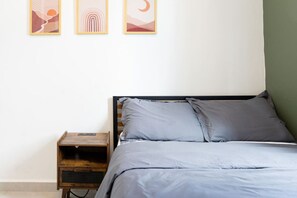 2 bedrooms, desk, iron/ironing board, WiFi