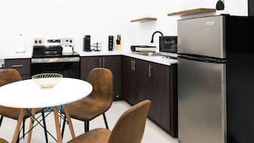 Frigorífico, microondas, horno y placa de cocina