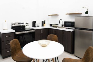 Réfrigérateur, four à micro-ondes, un four, surface de cuisson