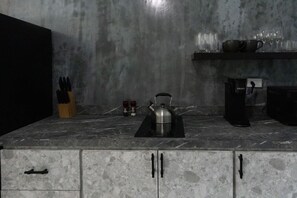 Kühlschrank, Mikrowelle, Herdplatte, Geschirrspüler