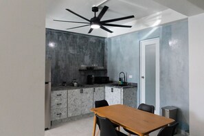 Kühlschrank, Mikrowelle, Herdplatte, Geschirrspüler