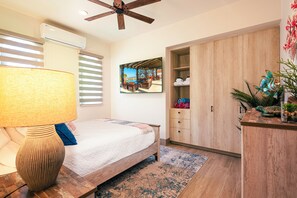 2 soverom, safe på rommet, strykejern/-brett og reiseseng for barn