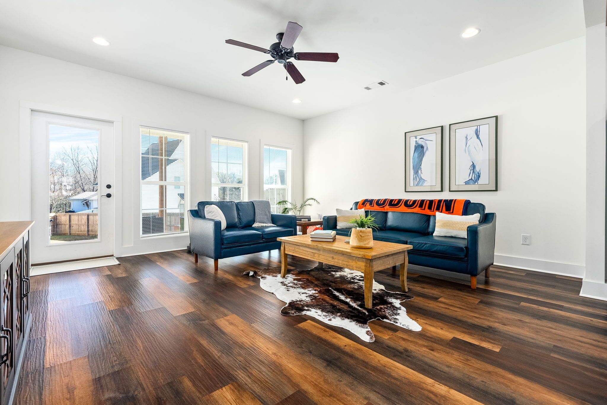 Smart TV, libros y monitor de computadora 