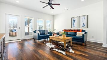 Smart TV, libros y monitor de computadora