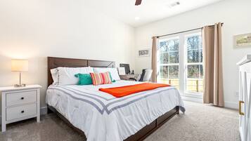 3 bedrooms, desk, iron/ironing board, free WiFi