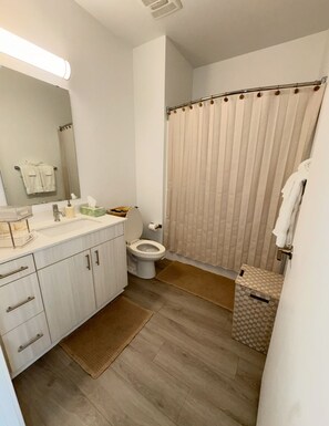 Hair dryer, towels, toilet paper - Spacious Studio Living with Lounge Space — Close to Downtown & Hospitals! (Kansas City)