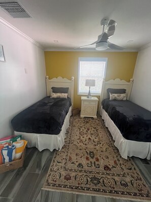 2 bedrooms, iron/ironing board, WiFi, bed sheets - Villa Sea La Vie de  Sharon - Escape to Paradise (Treasure Cay)