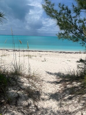Ein Strand mit klarem türkisblauem Wasser und einem Sandstrand.