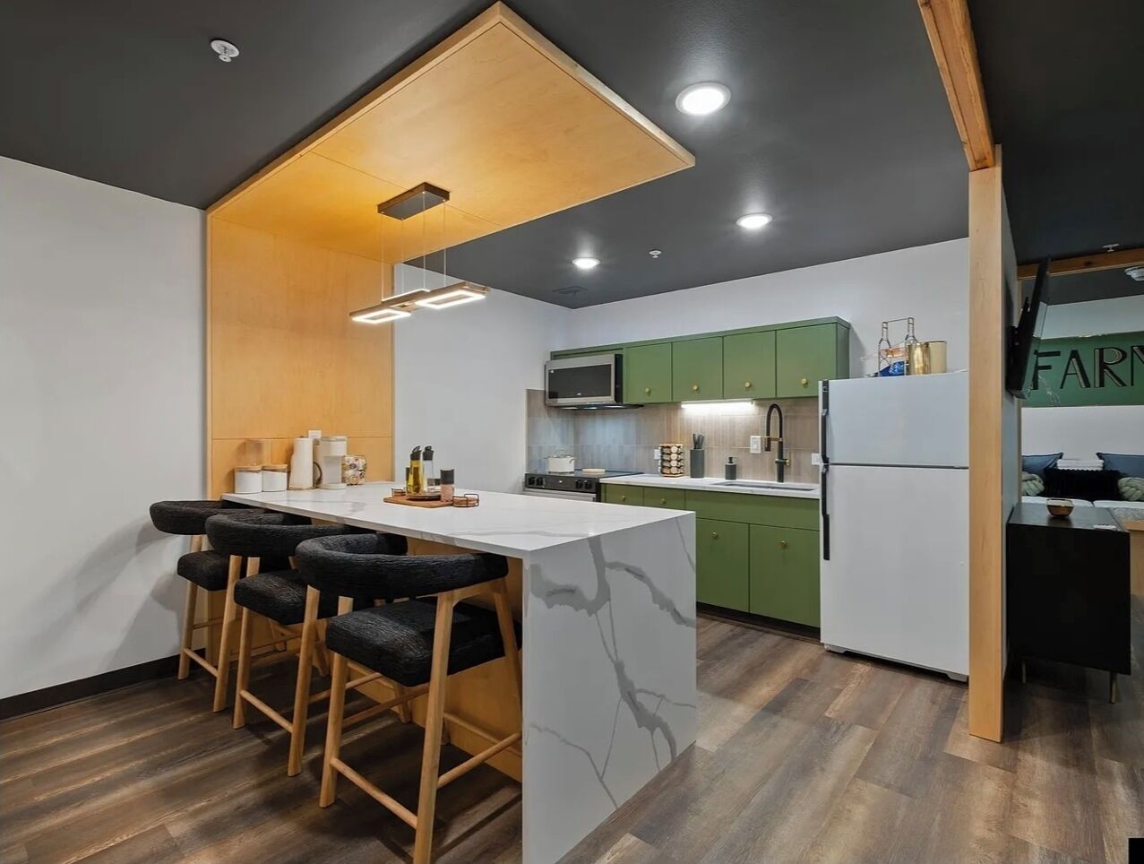 Réfrigérateur, micro-ondes, four, plaque de cuisson