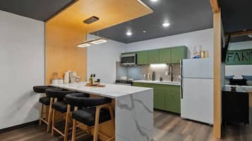 Réfrigérateur, micro-ondes, four, plaque de cuisson