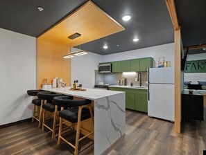 Réfrigérateur, four à micro-ondes, un four, surface de cuisson