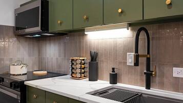 冰箱、微波炉、烤箱、炉灶