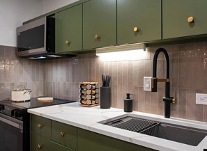 Refrigerador, microondas, horno y parrilla de estufa 