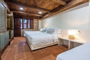 5 soverom, strykejern/-brett, internettilgang og sengetøy