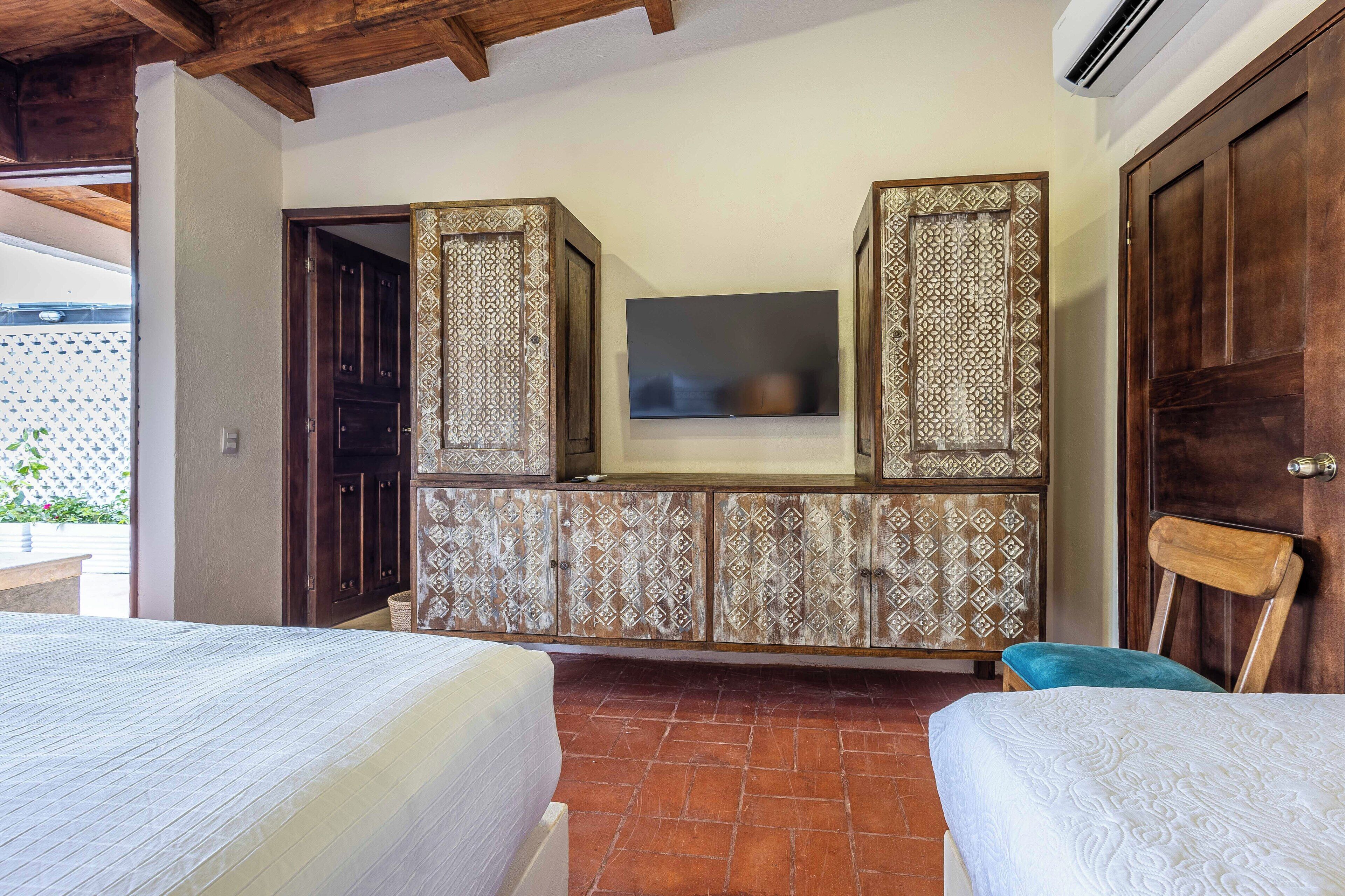 5 bedrooms, iron/ironing board, WiFi (free), bed sheets