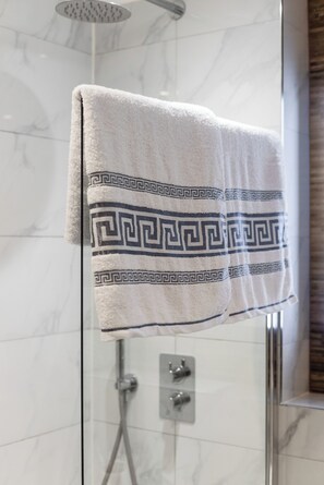 Secadora de cabello, bidet, toallas, jabón 