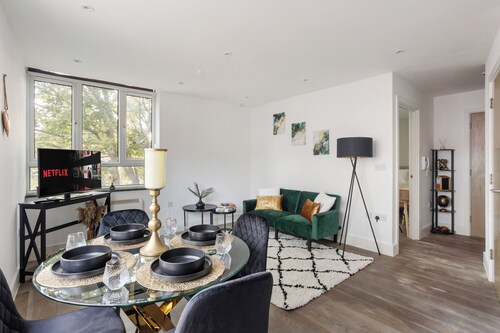Vibrant city centre apartment stay- stylish home from home