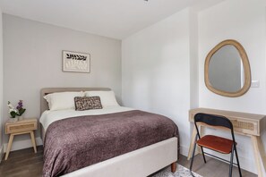 1 habitación, tabla de planchar con plancha, cuna de viaje y wifi 