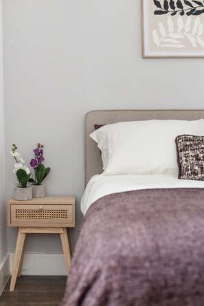 1 bedroom, iron/ironing board, travel cot, WiFi - Vibrant city centre apartment stay- stylish home from home (Chelmsford)