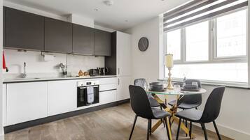 Fridge, oven, stovetop, electric kettle