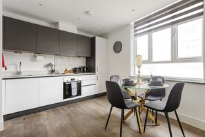 Fridge, oven, stovetop, electric kettle