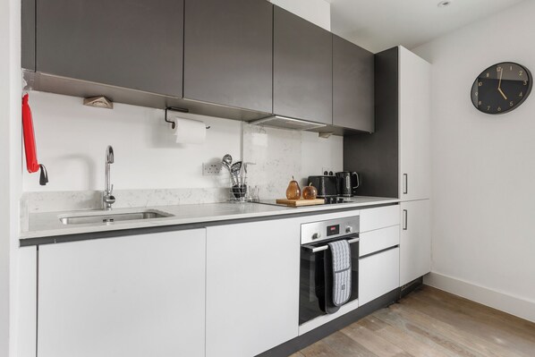 Fridge, oven, stovetop, electric kettle