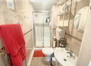 Dusche, Haartrockner, Handtücher, Seife