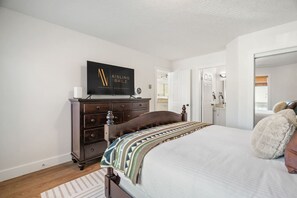 2 bedrooms, desk, WiFi, bed sheets