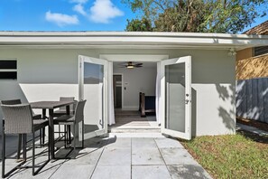 Outdoor dining - 2BR Home Near Wilton Manors & Downtown (Fort Lauderdale)