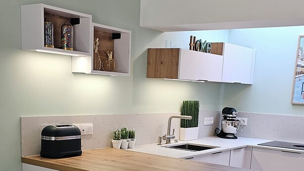Wasserkocher mit Kaffee-/Teezubehör, Kühlschrank, Mikrowelle, Ofen