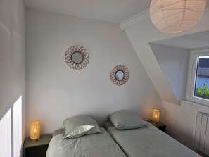 2 habitaciones, escritorio y tabla de planchar con plancha 