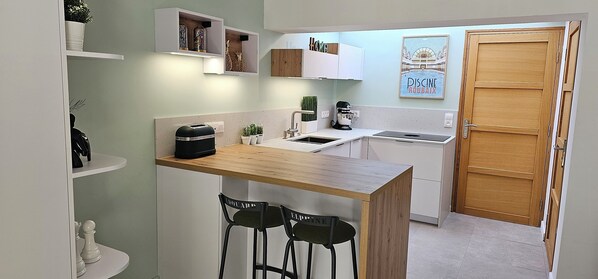 Cafetera/tetera, refrigerador, microondas, horno