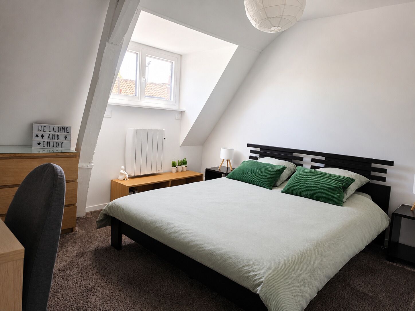 2 chambres, bureau, chambres insonorisées, fer et planche à repasser