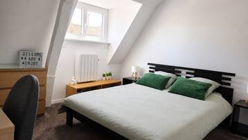 2 chambres, bureau, chambres insonorisées, fer et planche à repasser