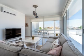 Apartment, 2 Schlafzimmer, Küche, Stadtblick | Wohnzimmer | Flachbildfernseher