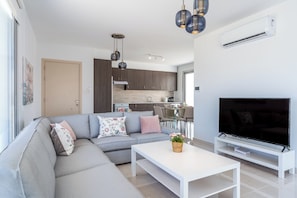 Apartment, 2 Bedrooms, Kitchen, City View | Living room