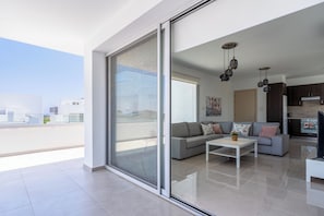 Apartment, 2 Schlafzimmer, Küche, Stadtblick | Wohnzimmer | Flachbildfernseher