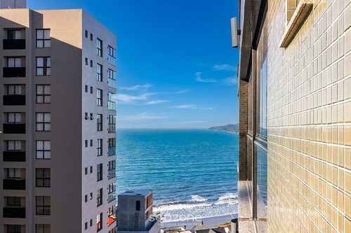  Aptos em prédio a 90 m da praia de Perequê - RIHs
