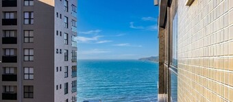 Aptos em prédio a 90 m da praia de Perequê - RIHs