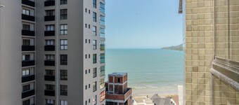  Aptos em prédio a 90 m da praia de Perequê - RIHs