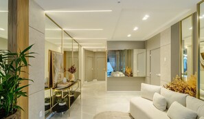 Interior -  Aptos em prédio a 90 m da praia de Perequê - RIHs (Porto Belo)