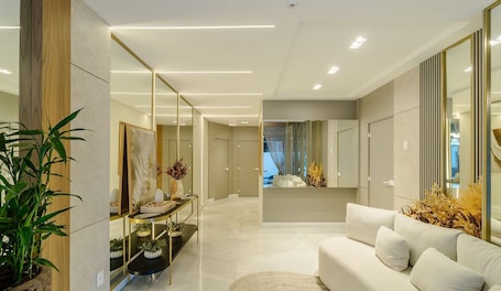 Parte interna. Aptos em prédio a 90 m da praia de Perequê - RIHs